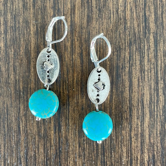 HAND CRAFTED EARRINGS Turquoise Howlite Silver Plated Heart Charm - Picture 1 of 11